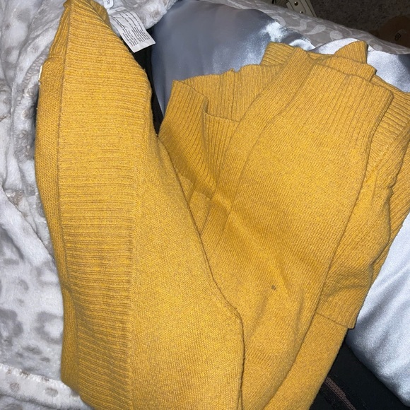 Staring at stars yellow cardigan with pockets SMALL. SWEATER w pockets - Picture 10 of 12